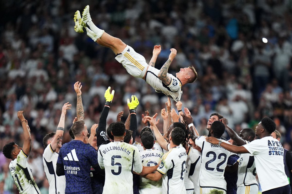 🔴 𝗣𝗘𝗥𝗦𝗢𝗡𝗡𝗘 n’a quitté le Santiago Bernabéu après le coup de sifflet final ! 🤍 Tout le monde est resté pour les adieux de Toni Kroos. 🥺 🗞️ @COPE