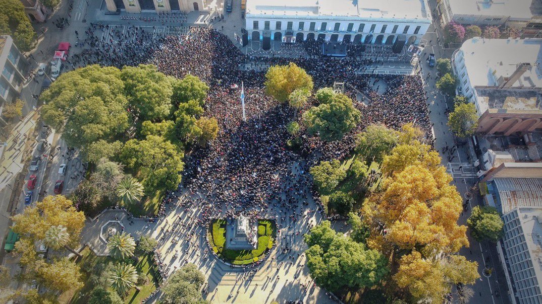 Entre 5 mil y 7 mil personas. 🤏