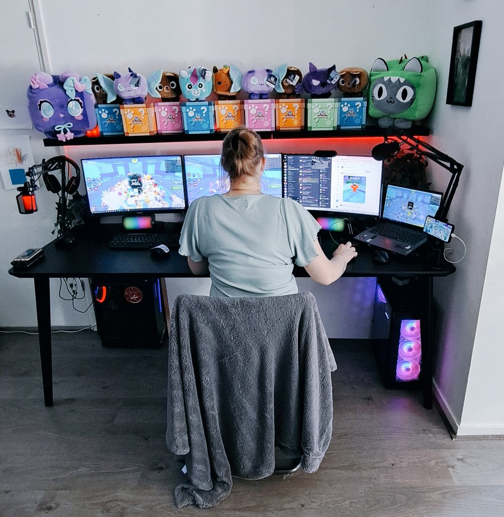 ADHD_Trucker's tweet photo. Here they are ❤️ #luckyblock #huges ❤️ from @BuildIntoGames .... all on @LittleAngel_NL's new #gamingsetup and she is happy with it.... the #titanics are folowing soon at the #gaming #setup!! https://t.co/zwfm4qbhor