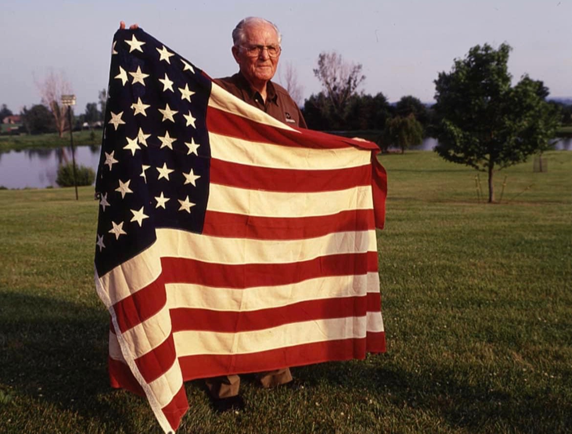 I can’t think of a better way to end Memorial Day than Major Dick Winters holding the American flag. 🇺🇸