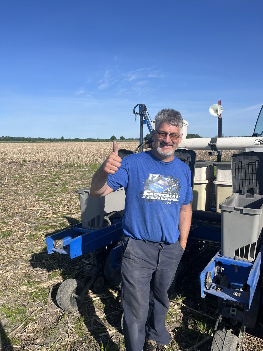 phhermans's tweet photo. Team work makes the dream work! Thanks @LucyMcNiven @dacres_cca and customers. Today’s 10 hour count -3 soybean plots, 3 corn plots, 3 seed treatment SXS, 1 replicated 30 vs 15 inch bean pop trial, a service call and a visit to Scoops dairy bar! Cha Ching ! #ontag #GetErDun #Fun https://t.co/d7NgP2tDgh