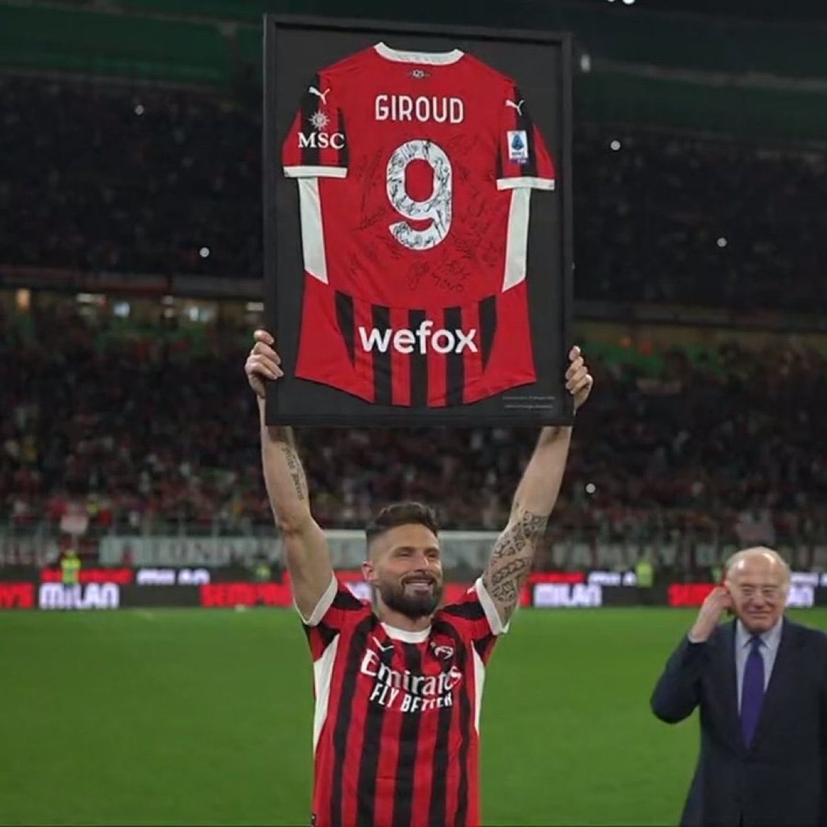 Il s'appelle Olivier Giroud.

Il est venu à Milan, il a vu, il a vaincu. ❤️🖤