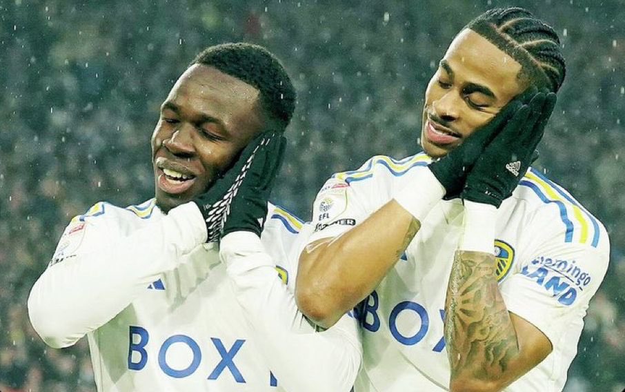 Night night @lufc fans. Sleep well, you two! ⬇️ #mot