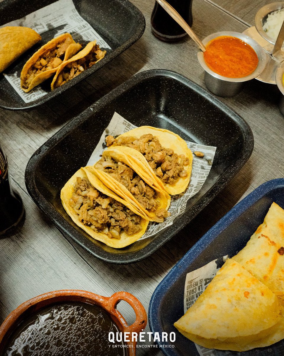 ¡La #gastronomía queretana te espera este fin de semana! 🌮 En tu visita a #Querétaro, ¡disfruta un almuerzo lleno de sabor y tradición en la #Birria Jáuregui! Elaborado a partir de una fórmula familiar, ¡este platillo es único y debes conocerlo!