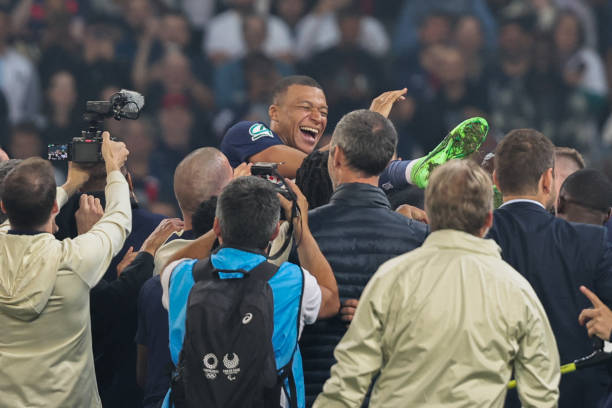 Kylian Mbappe says farewell to PSG.🏆