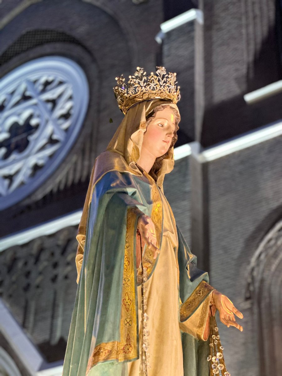 La #VirgenMilagrosa 🤍  ha recorrido hoy, por primera vez desde hace cien años, las calles de Chamberí tras una solemne #Eucaristía en la Basílica. ✨

«Oh María sin pecado concebida, ruega por nosotros que recurrimos a Ti».
#AñoJubilar