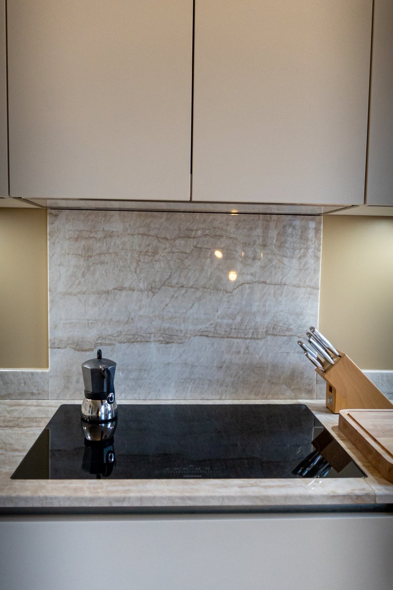 Cette hotte Move, de la marque Falmec, est totalement invisible et dissimulée dans le meuble au-dessus de la crédence quand elle n’est pas en fonction #amenagementcuisine #plandetravailquartzite #hottefalmec #schmidtgeneve #schmidtgenevecarouge #plandetravailmarbre #schmidt # ...