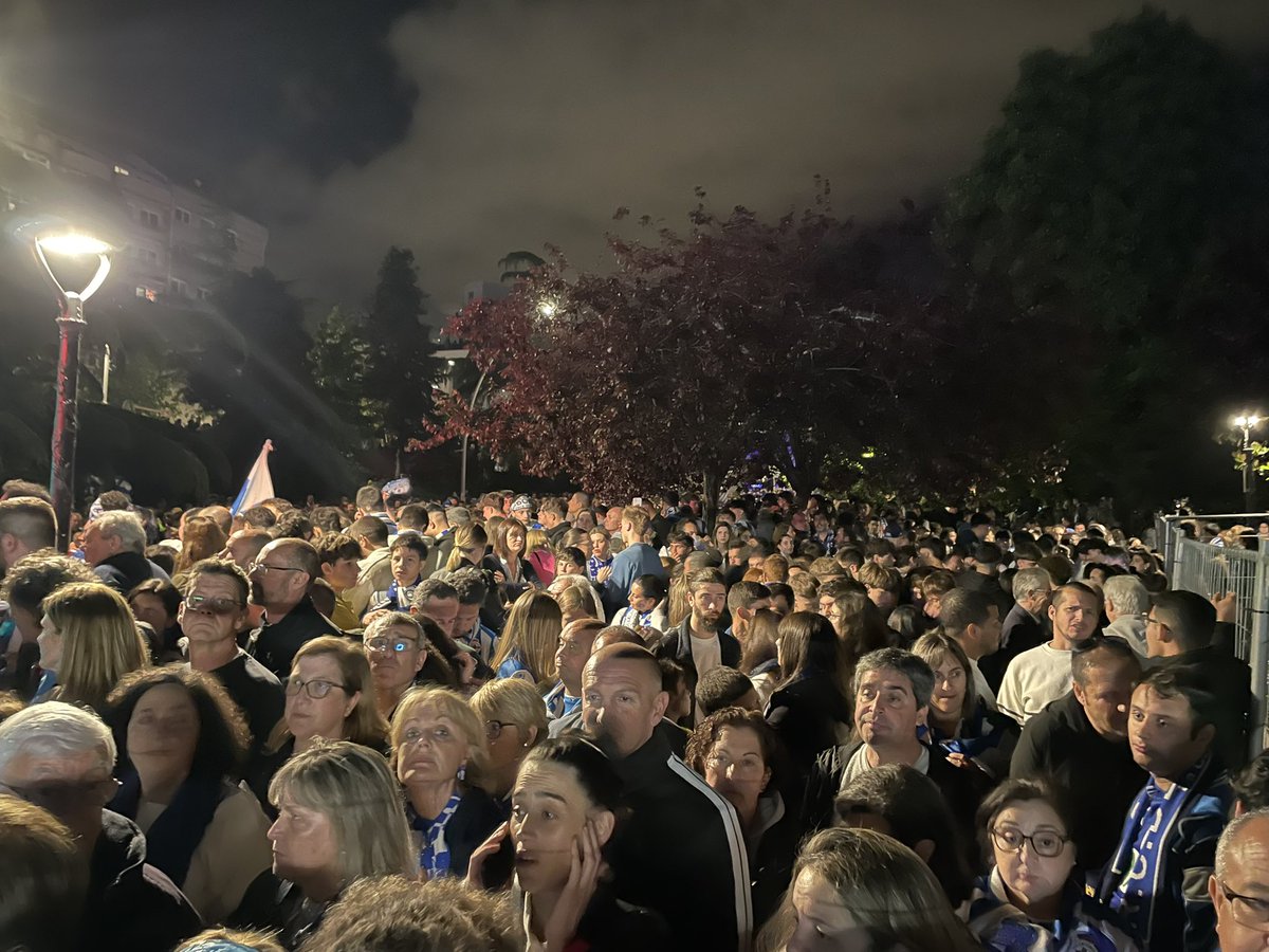 quincemil15000's tweet photo. Toda Coruña está en Cuatro Caminos para recibir a los deportivistas, una plaza abarrotada espera ansiosa a celebrar el ascenso con los jugadores https://t.co/IEvAjTFgNO