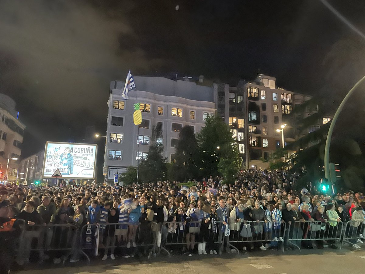 quincemil15000's tweet photo. Toda Coruña está en Cuatro Caminos para recibir a los deportivistas, una plaza abarrotada espera ansiosa a celebrar el ascenso con los jugadores https://t.co/IEvAjTFgNO