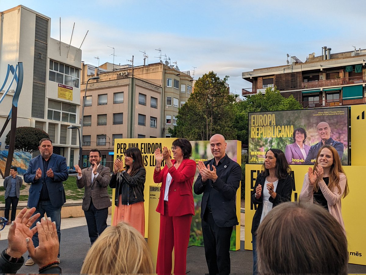 MaTeresaNaves's tweet image. 🫂 Fent costat a @DianaRibaGiner el primer dia de campanya @EU2024 #9J en la defensa dels #drets i #llibertats de i per #tota la #ciutadania, sabedora que els de les #minories, com els de les persones #migrades i els de les #dones, són els primers que l'#ultradreta qüestiona.✊