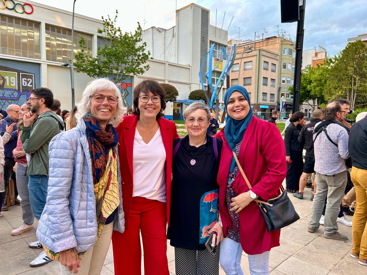 MaTeresaNaves's tweet image. 🫂 Fent costat a @DianaRibaGiner el primer dia de campanya @EU2024 #9J en la defensa dels #drets i #llibertats de i per #tota la #ciutadania, sabedora que els de les #minories, com els de les persones #migrades i els de les #dones, són els primers que l'#ultradreta qüestiona.✊