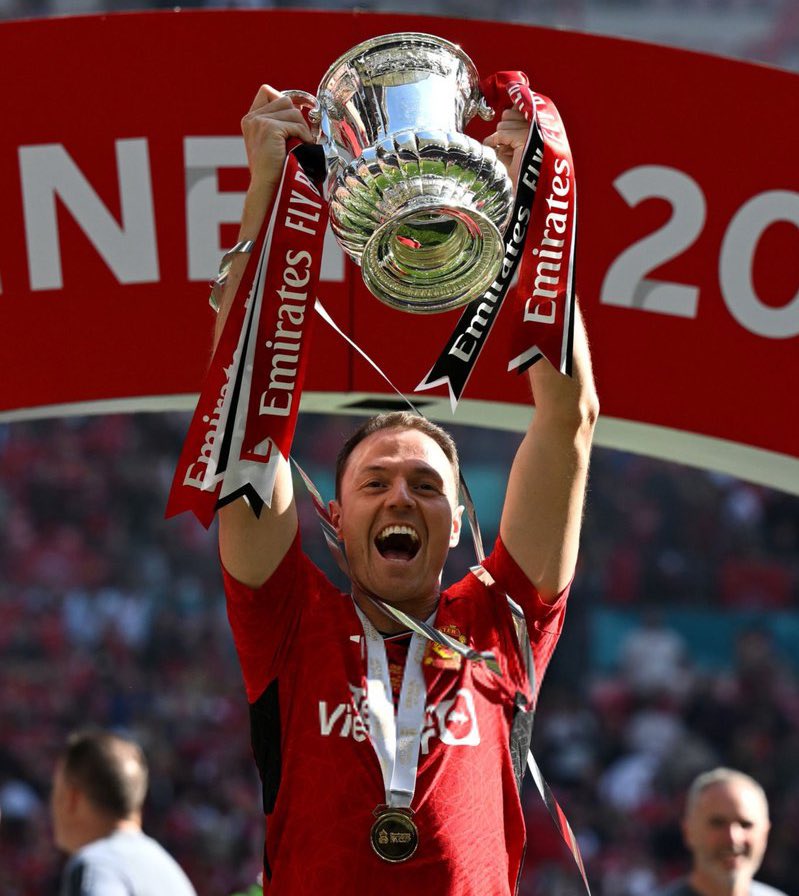 centredevils's tweet image. 🚨🚨| Jonny Evans has now won 𝐄𝐕𝐄𝐑𝐘 major trophy there is to win with Manchester United. 

▪️Premier League
▪️UEFA Champions League
▪️FIFA Club World Cup
▪️FA Cup
▪️Carabao Cup

A club legend ❤️✨
