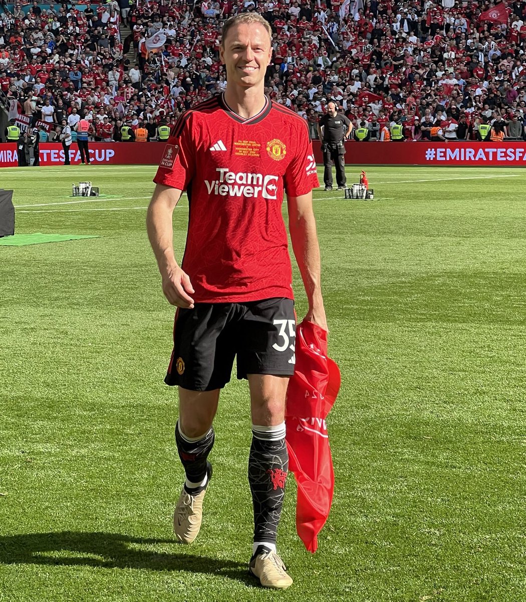 centredevils's tweet image. 🚨🚨| Jonny Evans has now won 𝐄𝐕𝐄𝐑𝐘 major trophy there is to win with Manchester United. 

▪️Premier League
▪️UEFA Champions League
▪️FIFA Club World Cup
▪️FA Cup
▪️Carabao Cup

A club legend ❤️✨