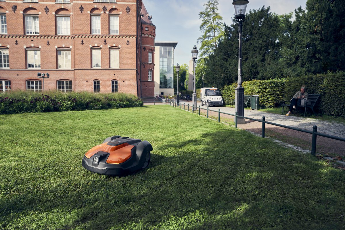 Husqvarna Automower® 520 EPOS™ is specifically developed for commercial fleet use, providing wire-free, high-precision management of areas of up to 1.25 acres. A time-saving way for landscapers or ground crews to achieve consistently great mowing results.