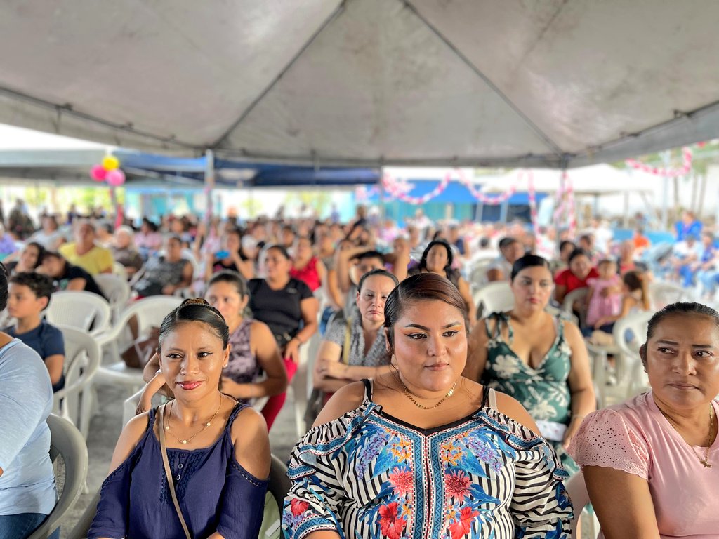ComunitariosES's tweet photo. Estamos listos para festejar el labor inagotable de las #MadresComunitarias🎀 

Este día disfrutaremos de grandes sorpresas🎁 premios, y muchos regalos gracias a las gestiones de nuestro director territorial, @GermanMunozSS👊🏼 https://t.co/QjRcKFmCDv