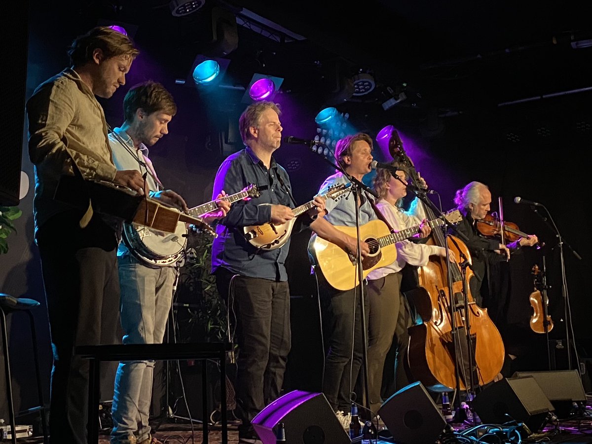 Marco_van_loon's tweet photo. De geweldige @Bertolf én band speelde om de hoek.
Natuurlijk gingen we weer kijken met @IngeborgvanMeel
#bluefinger #bluegrass
@heyhoef #Tilburg https://t.co/DnKQPPagrB