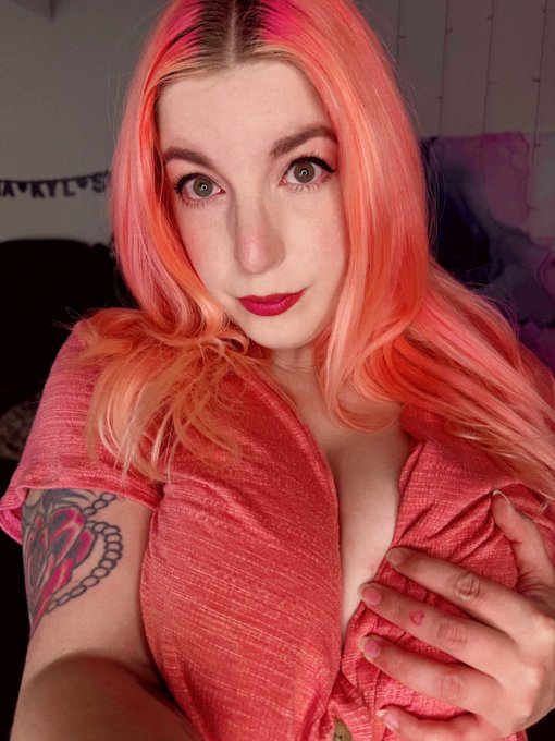 wanna drink of some hard strawberry lemonade? https://t.co/8RJURV6Qyp