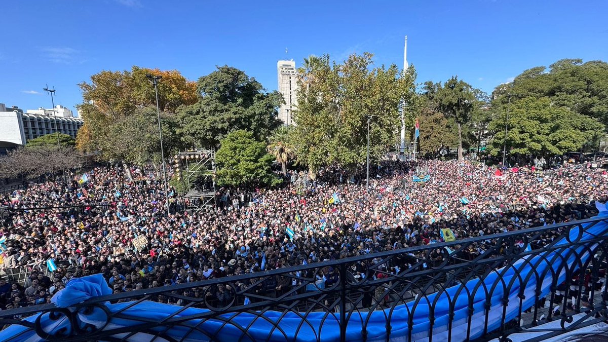 Impresionante concurrencia al acto del 25 de mayo protagonizado por el presidente Javier Milei, en Córdoba.
Sindicalistas quisieron empañar el día, pero el pueblo los pasó por arriba.