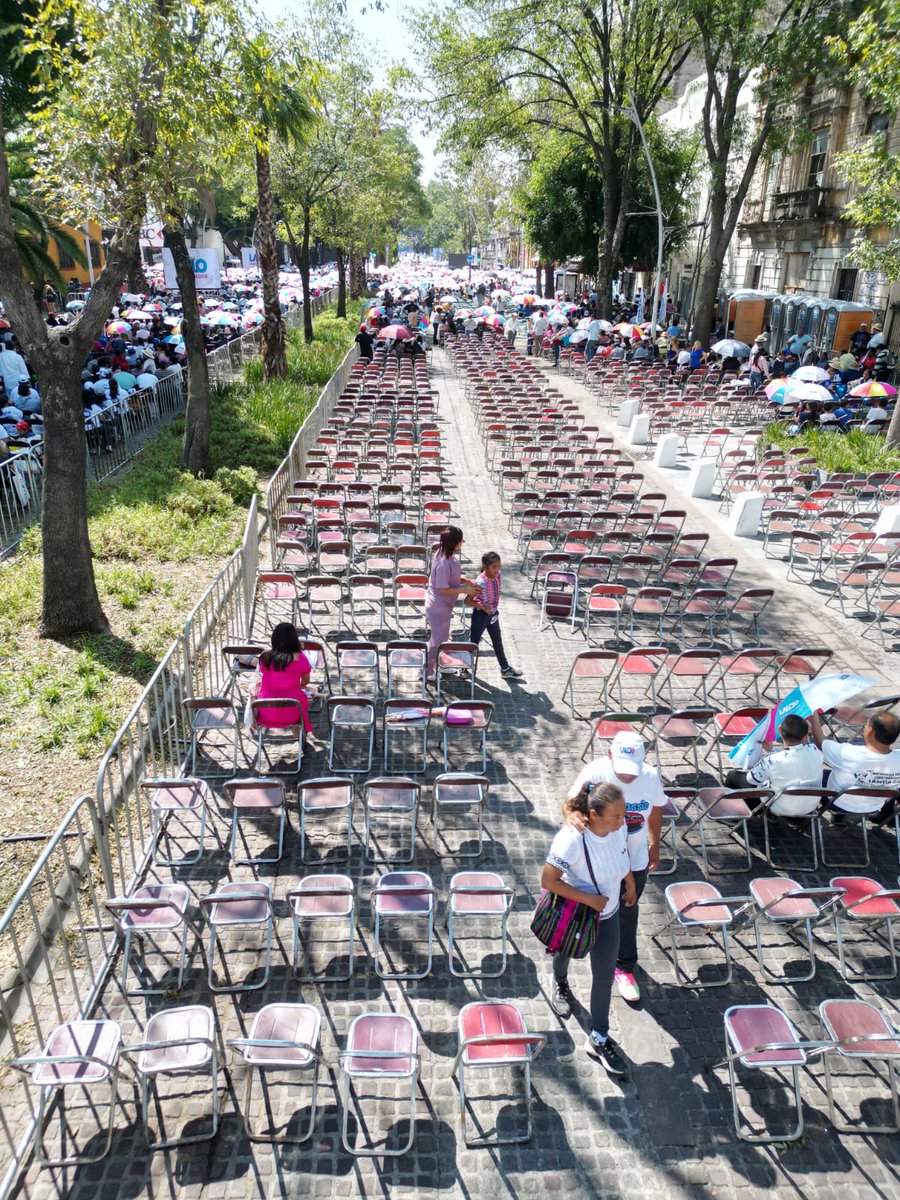#ÚltimaHora Reportan muchos asientos vacíos en el cierre de campaña de @eduardorivera01 y @XochitlGalvez en Puebla. Los panistas seguían diciendo ocurrencias y la gente mejor se retiró. La gente los abandonó, ya no les creen.