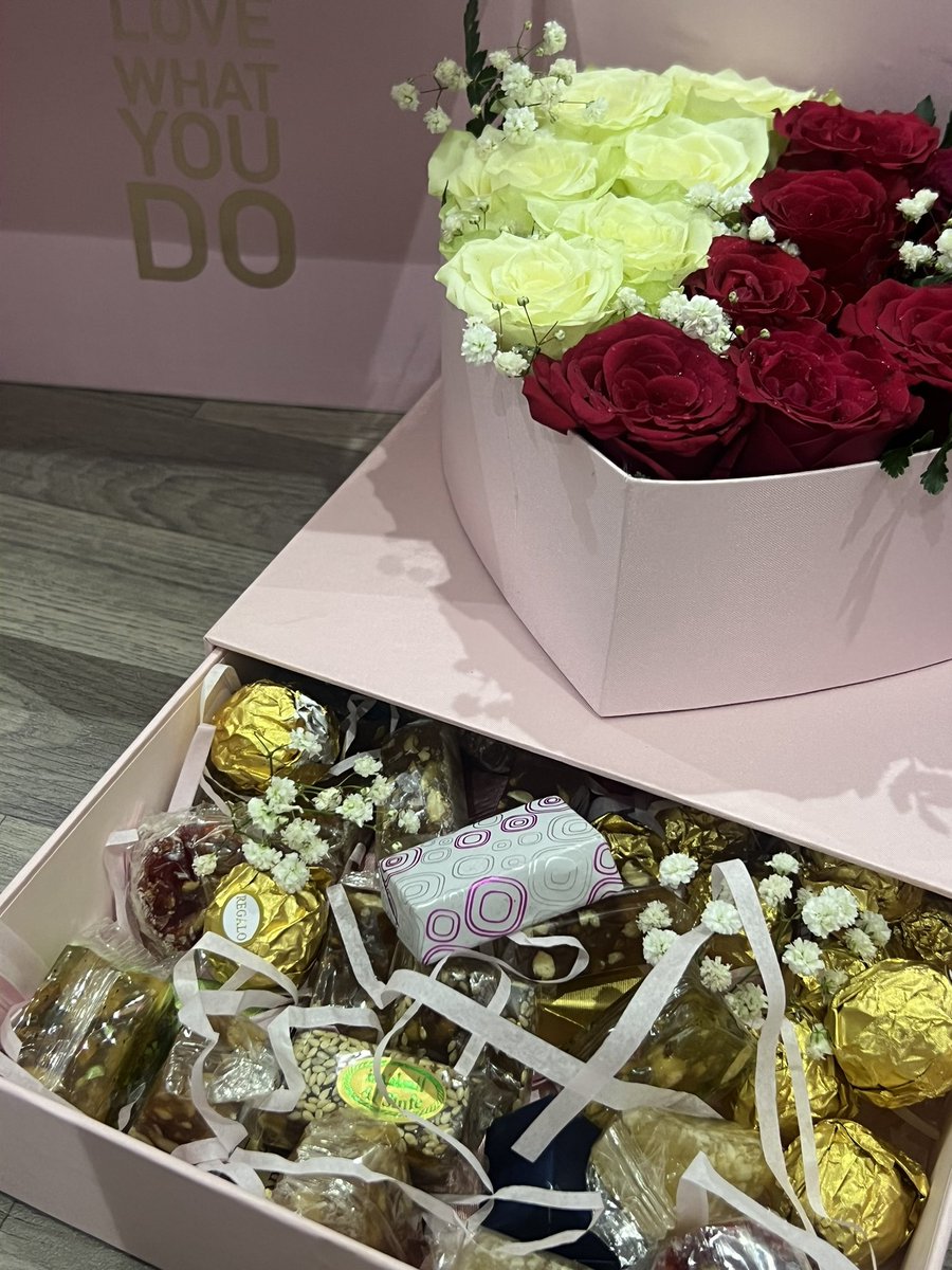 shh____702's tweet photo. @smx19_ بهالشهرين حصلتتتت على هالوردد الله يديم لنا الناس الي تسعـدنــا :💕💕 https://t.co/OYwz6UzU1a
