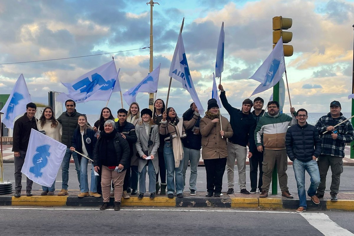 Junto a los @jovenes404 en la rambla estuvimos militando para que Uruguay siga avanzando. @AlvaroDelgadoUy @MartinLemaUy