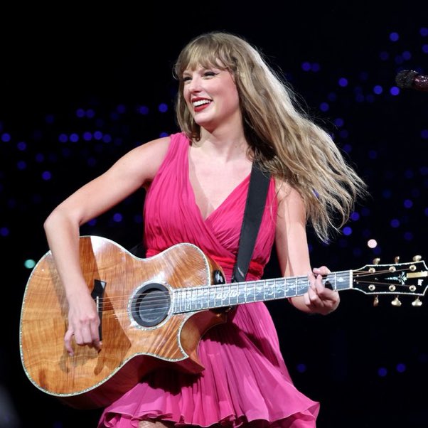 Taylor performed “The Tortured Poets Department” x “Now That We Don’t Talk” mashup remix as the first surprise song on the guitar for Lisbon Night 2! #LisbonTStheErasTour 🇵🇹