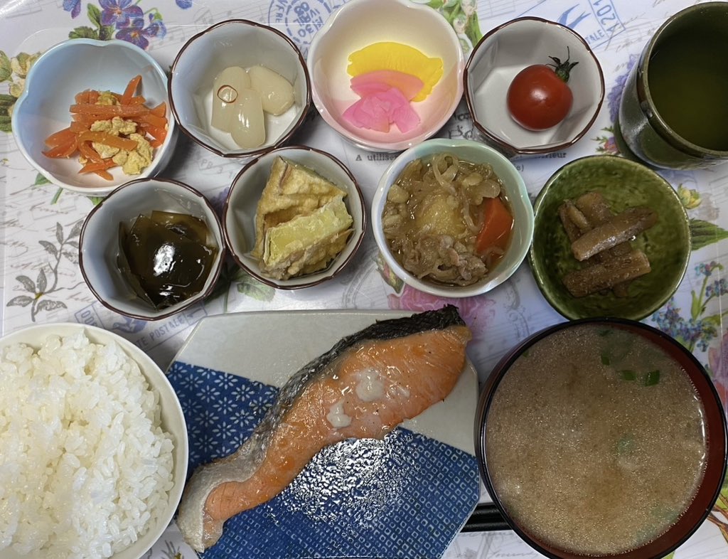 ainahi0620's tweet photo. 😸地域猫ちゃんから🏡我家の家族に仲間入りのゴロちゃん💜

☀️👵🏻母の朝食🍚少しずついろいろな種類のオカズをと心掛けています🍱

💒💍長女ちゃんの結婚式💍💒どうか幸せになってね🩷

🐟ウーパールーパーのエイ君🍃🍃🤭

🌺皆々様にとりまして🍀穏やかな一日となりますよう☺️ https://t.co/XLrbzqO1nd