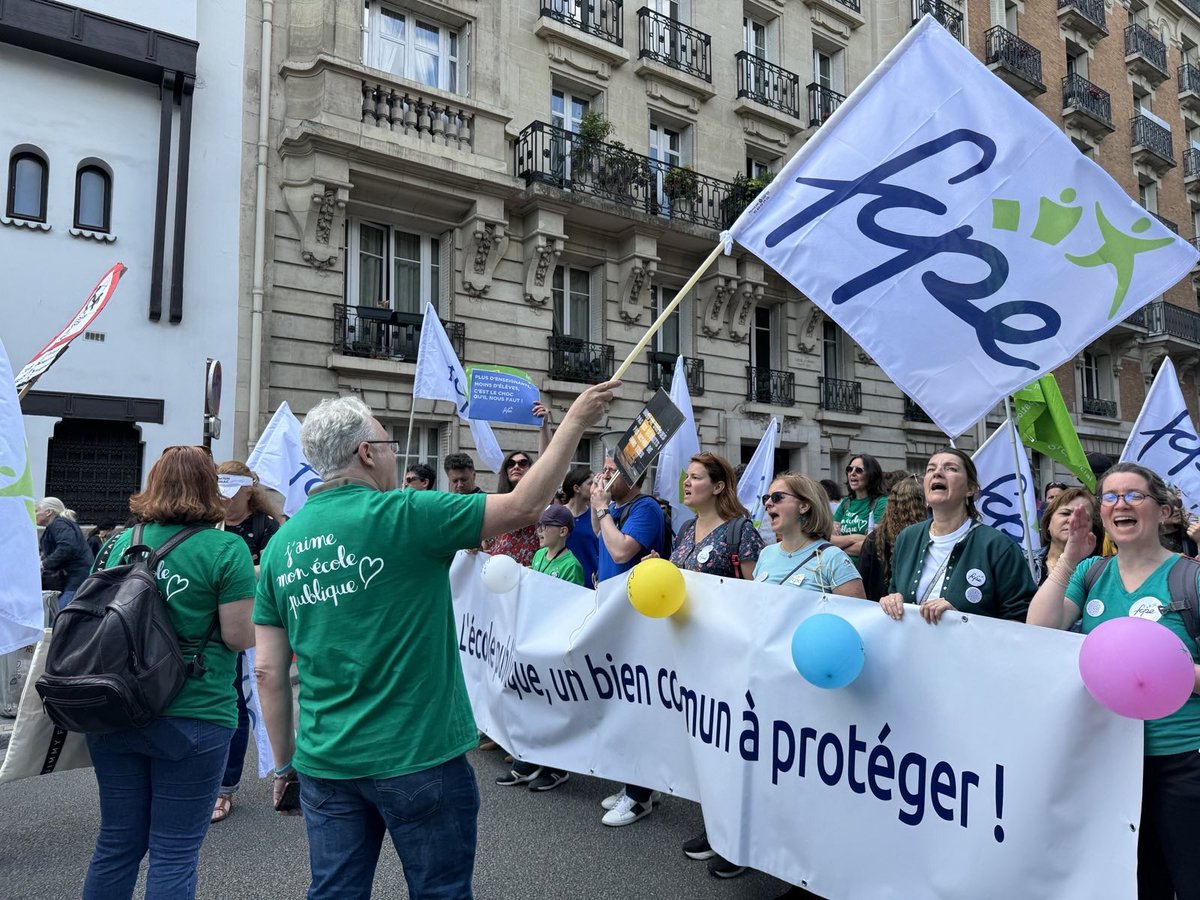 FCPE_Paris's tweet photo. Même le ☀️ était avec nous de la Sorbonne à la Bastille pour dire #NonAuChocdesSavoirs de Gabriel Attal et du fric pour l’école publique. 15 000 parents et enseignants unis pour faire plier le gouvernement. Une très belle manifestation, nous ne lâcherons pas! @education_gouv https://t.co/5rgMEXRY1J
