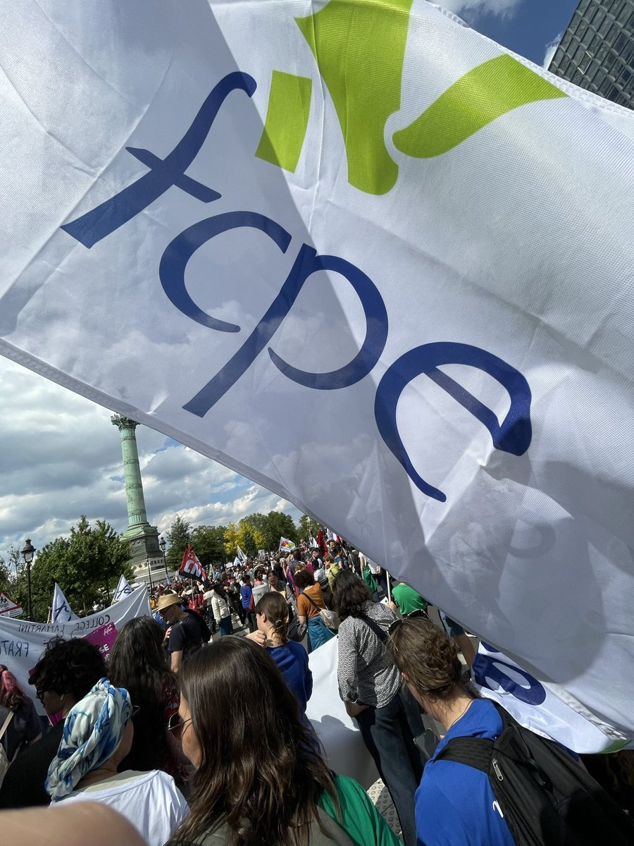 FCPE_Paris's tweet photo. Même le ☀️ était avec nous de la Sorbonne à la Bastille pour dire #NonAuChocdesSavoirs de Gabriel Attal et du fric pour l’école publique. 15 000 parents et enseignants unis pour faire plier le gouvernement. Une très belle manifestation, nous ne lâcherons pas! @education_gouv https://t.co/5rgMEXRY1J