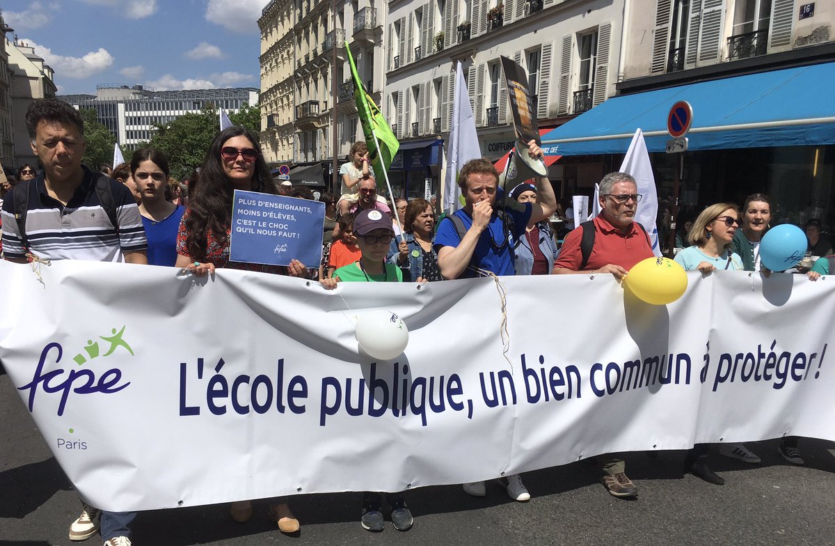 FCPE_Paris's tweet photo. Même le ☀️ était avec nous de la Sorbonne à la Bastille pour dire #NonAuChocdesSavoirs de Gabriel Attal et du fric pour l’école publique. 15 000 parents et enseignants unis pour faire plier le gouvernement. Une très belle manifestation, nous ne lâcherons pas! @education_gouv https://t.co/5rgMEXRY1J
