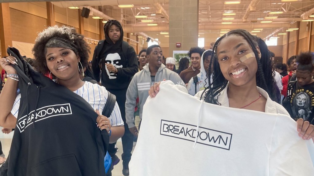 BreakDownRiseUp's tweet image. #BREAKDOWN Shirt ✔️✔️ 

#HeartSquad 🖤 or #CrownSquad 👑 ??? 
@SunriseHSMiners 

➡️ #BeYouBeRealBeVapeFree