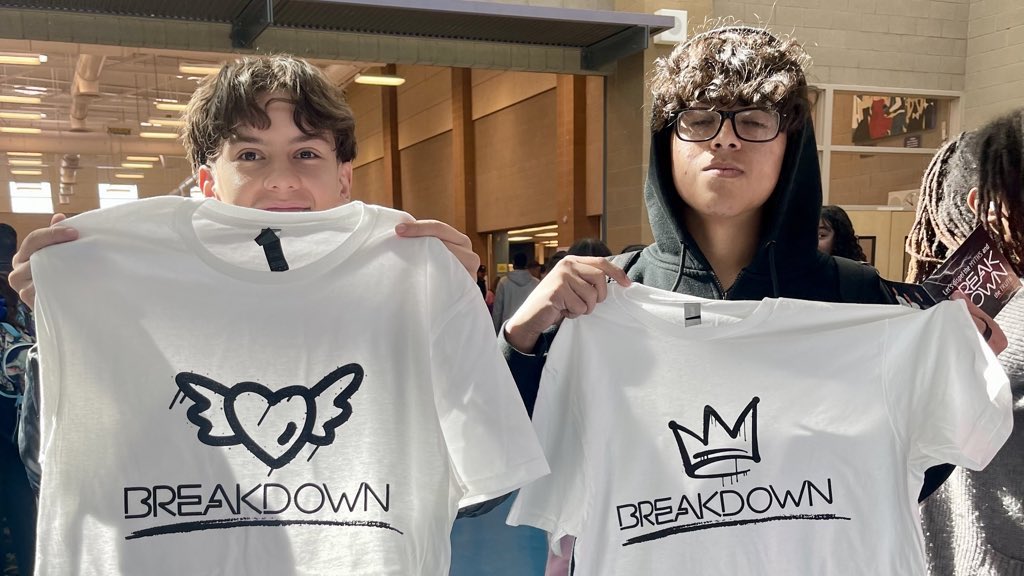 BreakDownRiseUp's tweet image. #BREAKDOWN Shirt ✔️✔️ 

#HeartSquad 🖤 or #CrownSquad 👑 ??? 
@SunriseHSMiners 

➡️ #BeYouBeRealBeVapeFree