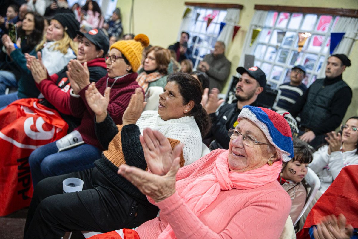 MPP609's tweet photo. Hoy a pesar del día gris se llenó de color y alegría Barros Blancos con un acto 609.

Pepe y Lucía nos hablaron de que necesitamos volver a ser un país de oportunidades, que esto se logra con un gobierno frenteamplista y con Yamandú Orsi en la presidencia. https://t.co/COkuRrVZad