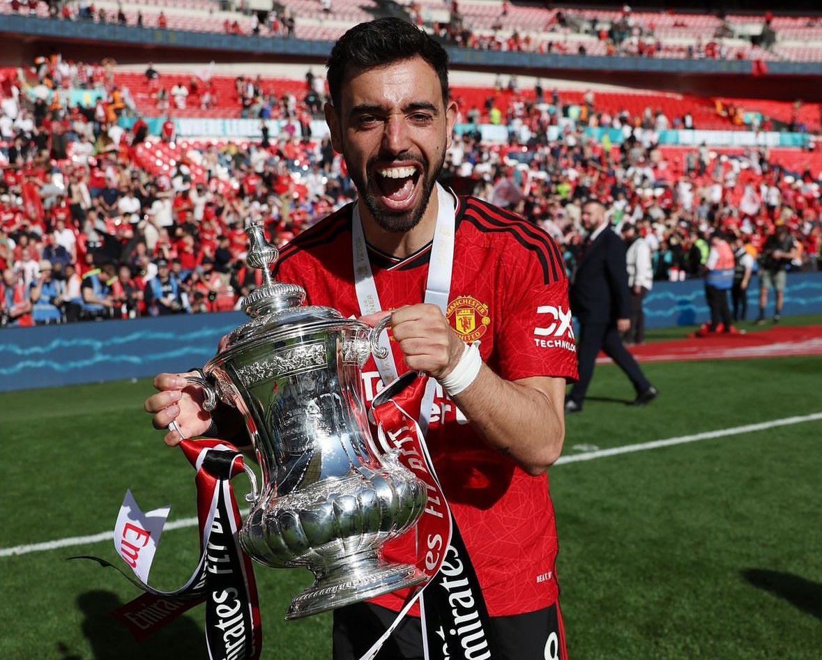 🔴©️ Bruno Fernandes: “I want to stay at Manchester United”. “They know my intentions: I want to keep lifting trophies here, or at least keep competiting for them until the last minute”, told @sporttvportugal.