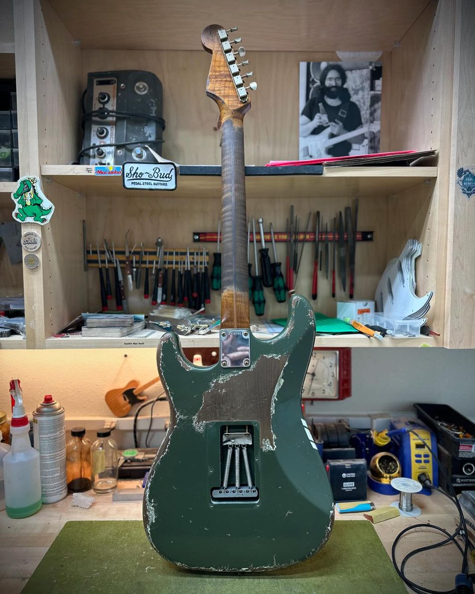 We’re off to the races with this Olive Drab Strat ft. Cream racing stripes —  built by Austin MacNutt. It features a tortoise shell pickguard, a roasted flame maple neck, 2 fat ‘50s single coil pickups and a ’59 Seymour Duncan in the bridge. #Straturday