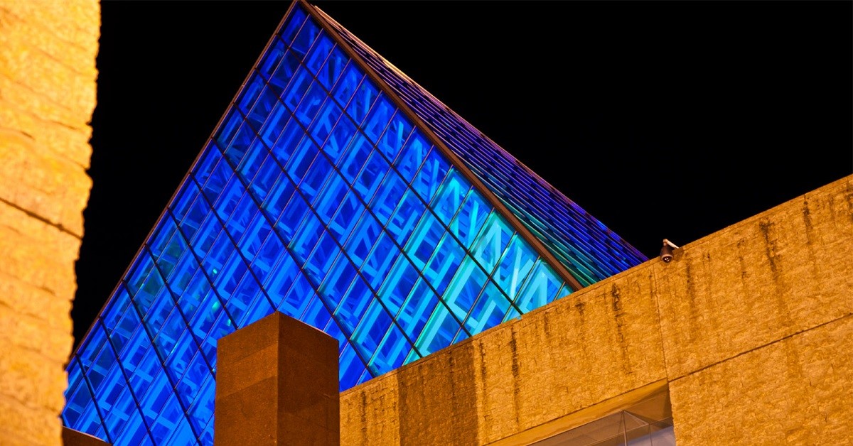 The pyramids of City Hall will be lit in blue and orange for tonight’s Stanley Cup playoffs game. @EdmontonOilers #LetsGoOilers #MeetMeDowntown #LightTheBridge edmonton.ca/LightTheBridge