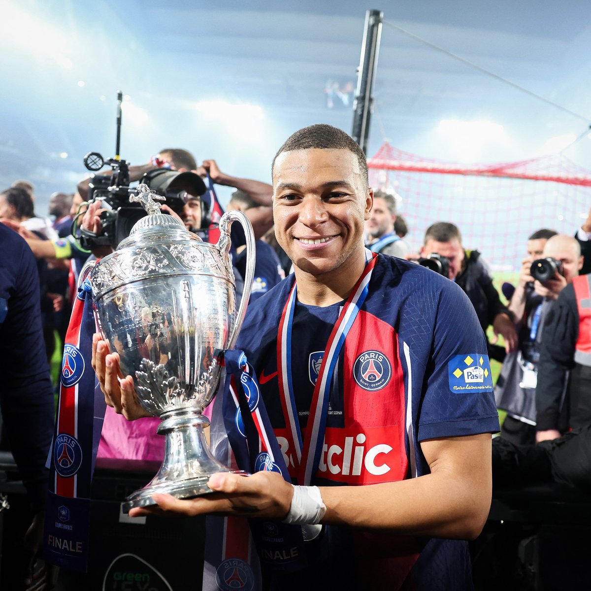 brfootball's tweet photo. Mbappé's final PSG game ended with a trophy 🥹🏆 https://t.co/709BxY4eaj