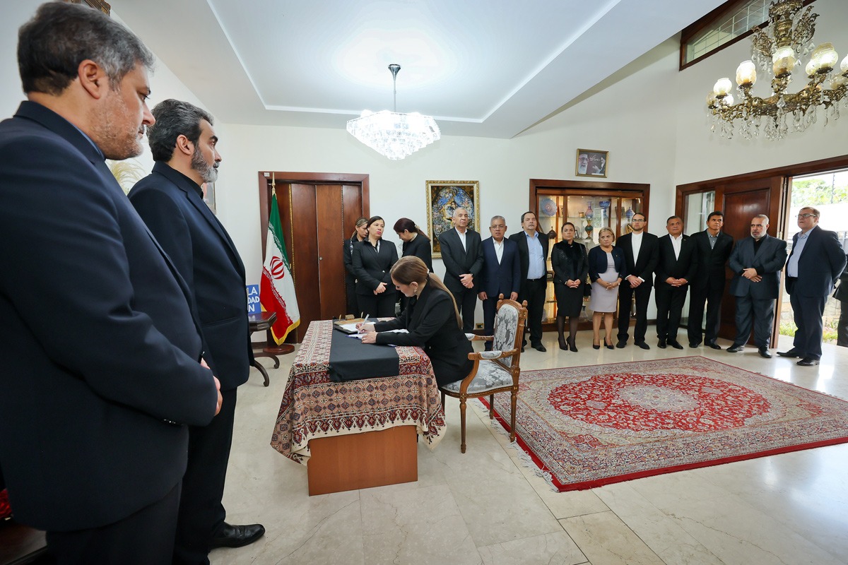 TSJ_Venezuela's tweet photo. Poder Judicial venezolano expresa sus condolencias en la Embajada de la República Islámica de Irán

#25Mayo
#TSJ https://t.co/ZHH7L5Kipf