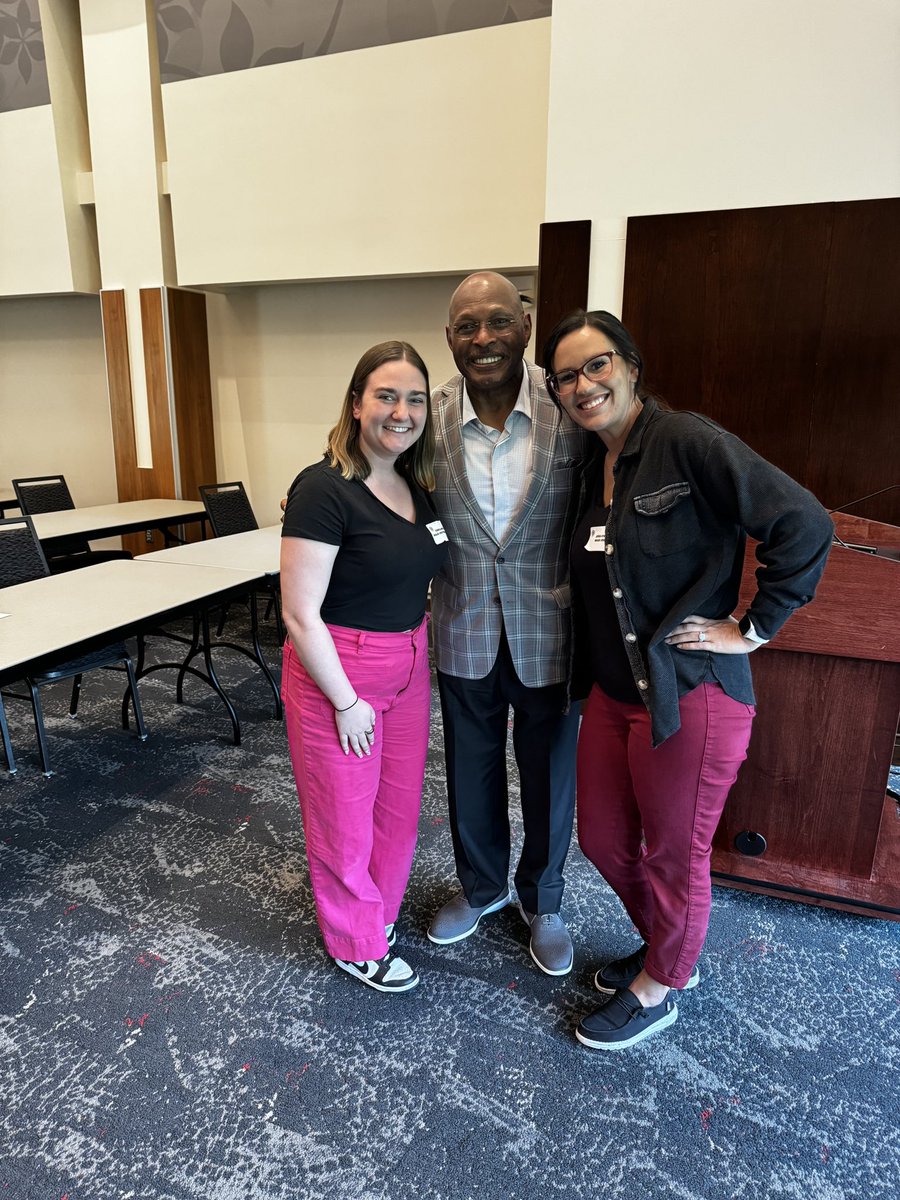 Look who the Warriors Cheer coaches saw at the Ohio high school cheerleading coaching association…Mr. Buckeye himself, only 2-time Heisman trophy winner and one of the nicest people around, Archie Griffin! @OhioStateFB @OhioState @OhioStAthletics @WalshJCheer