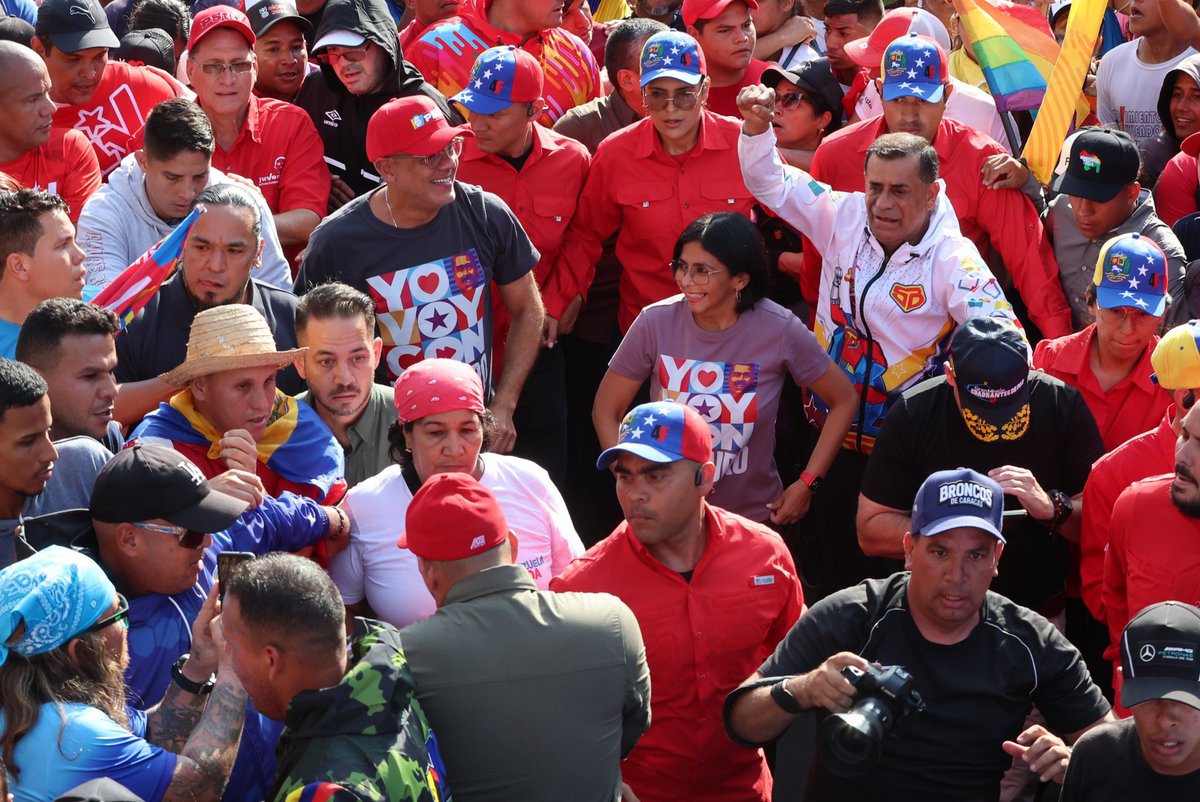 #EnFotos || La Vicepdta. Ejecutiva, <a href="/delcyrodriguezv/">Delcy Rodríguez</a>, junto al Pdte. de la #AN, <a href="/jorgerpsuv/">Jorge Rodríguez</a>, y el Gob. de #Sucre, @GPintoVzla, acompañó al pueblo de #Cumaná que hoy #25May tomó las calles en rechazo a las #MCU contra #Venezuela y en apoyo al Pdte. <a href="/NicolasMaduro/">Nicolás Maduro</a>