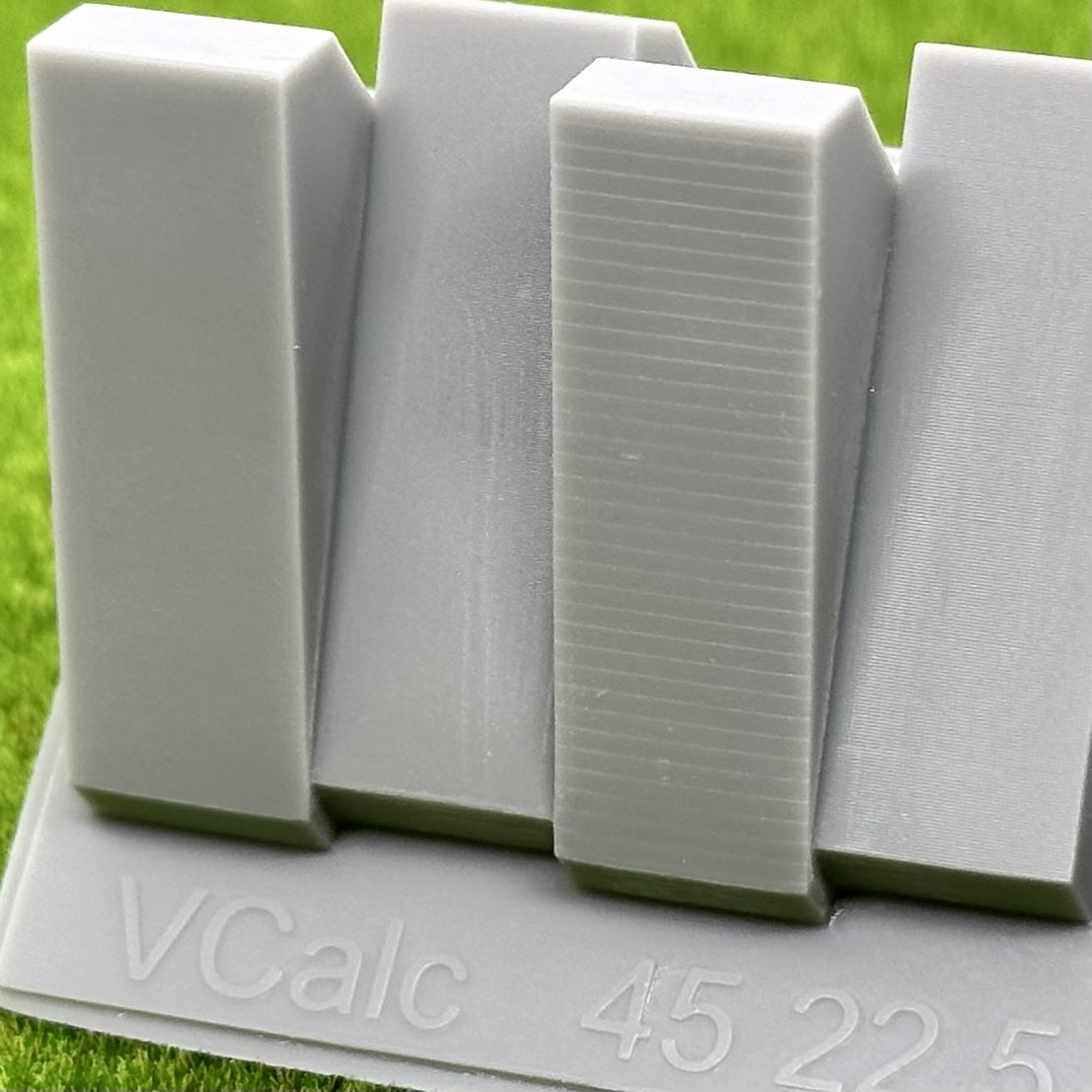 GoldTakeshi's tweet image. ツールで計算した値を使って傾けた例

1枚目の左2列(defaultと1/2)には積層痕が出ていませんが
右2列には積層痕が出ています
下に書いてある数字は傾けた角度です
出にくい角度もありますが拡大すると違いが判ると思います