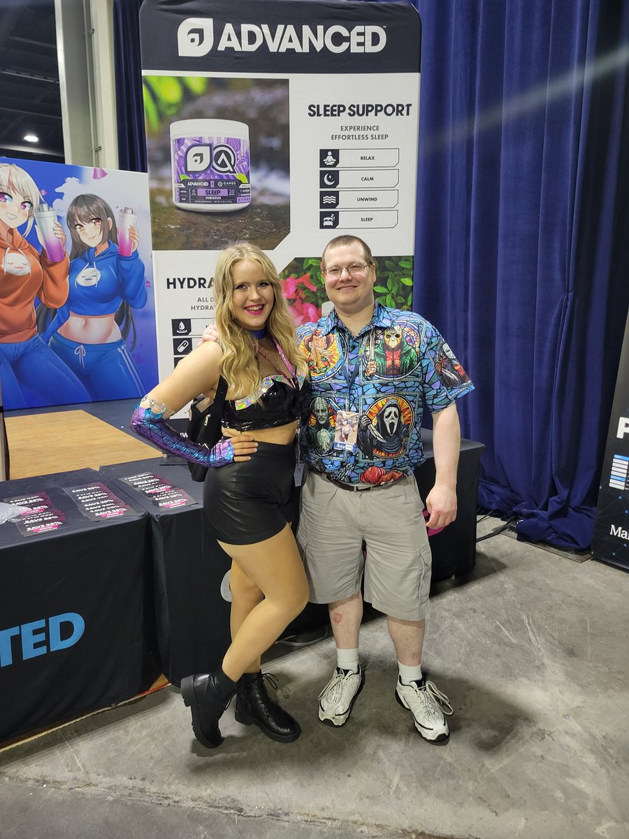 twocrow48's tweet image. So thrilled and emotional to meet @LindzVidzz and @Vandy323YT at MomoCon today. They are two amazing people.