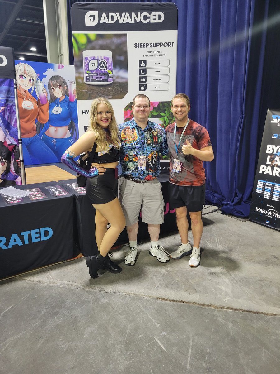 twocrow48's tweet image. So thrilled and emotional to meet @LindzVidzz and @Vandy323YT at MomoCon today. They are two amazing people.