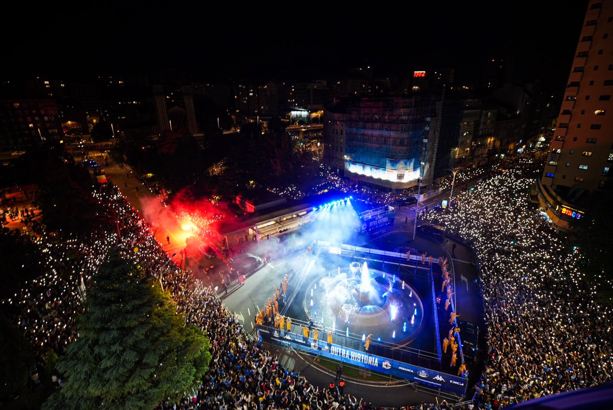 Orgullo e paixón en Catro Camiños, noutra imaxe para a historia.

⚪️🔵 Parabéns ao <a href="/RCDeportivo/">RC Deportivo</a> e a todo o deportivismo.