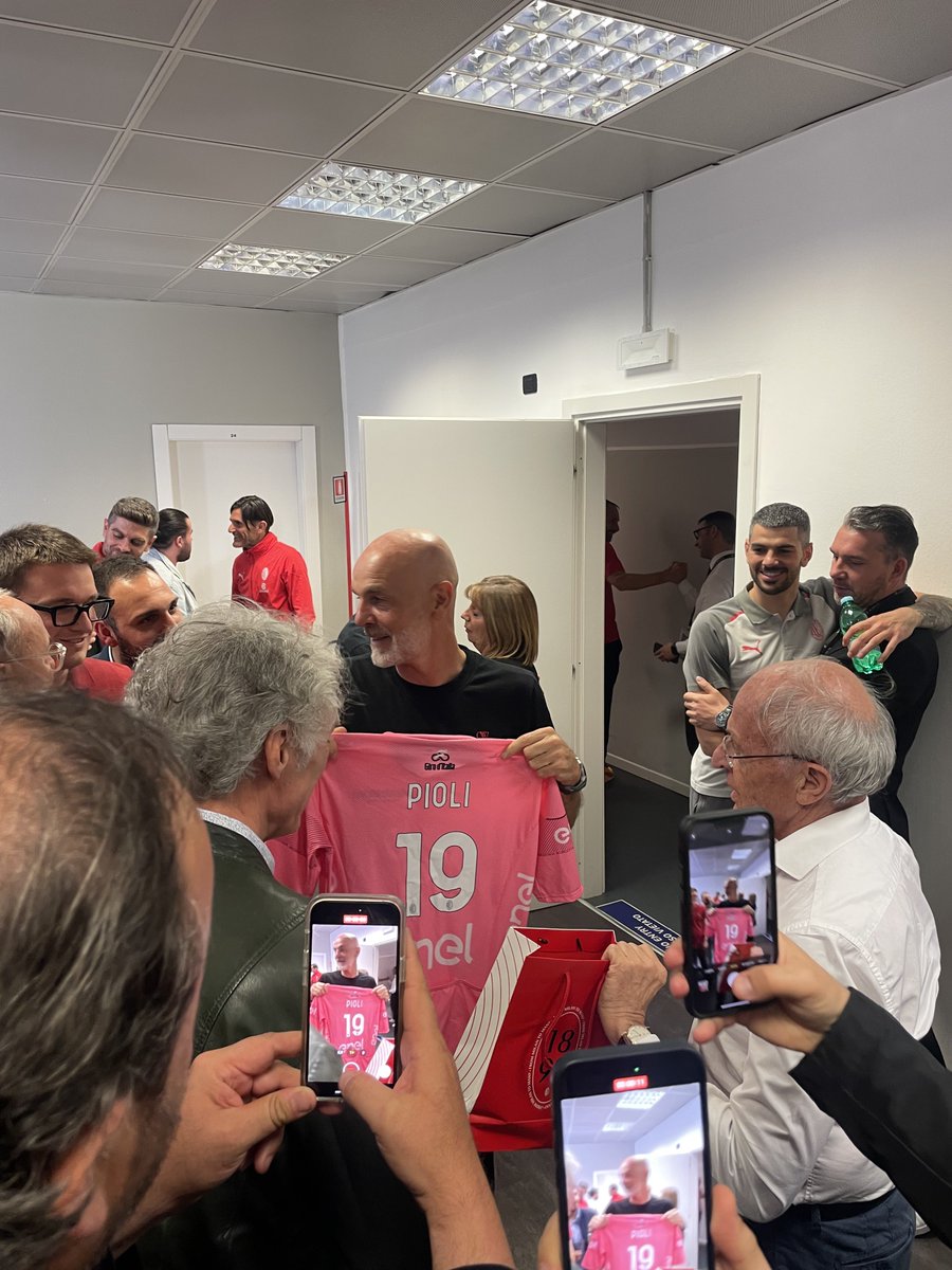 L’omaggio a mister Pioli post conferenza stampa per mano del vecchio cuore Pellegatti