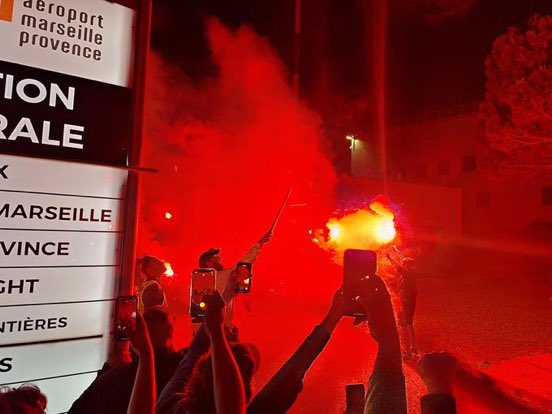 Be_OM13's tweet photo. Des supporters sont partis accueillir nos minots à Marignane ! 🔥

📸 @PlaneteValnor 

#TeamOM https://t.co/W6r6KJEIJT