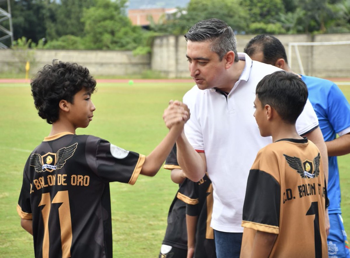 Disfrutamos la inauguración del Zonal Municipal de Baby Fútbol con cerca de 350 deportistas y 19 equipos. Así damos inicio a este emocionante torneo en nuestra ciudad, comprometidos en crear entornos deportivos seguros para los niños, niñas y adolescentes de Itagüí.