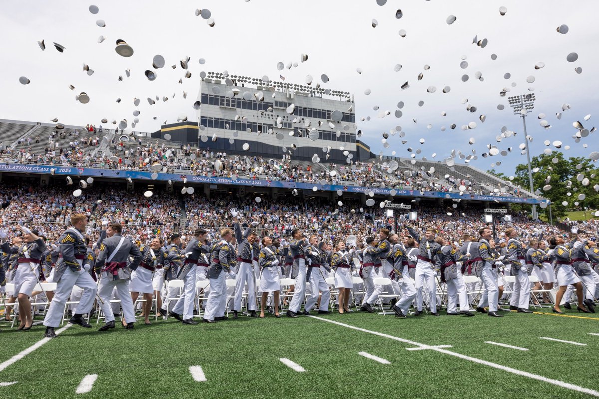 SecArmy's tweet image. Congratulations to the @WestPoint_USMA class of 2024! Today, these leaders commission as officers into the @USArmy. They are committed to the #ArmyValues &amp;amp; ready for a lifetime of service to the Army &amp;amp; Nation. #DutyHonorCountry #BeAllYouCanBe #LikeNoneBefore