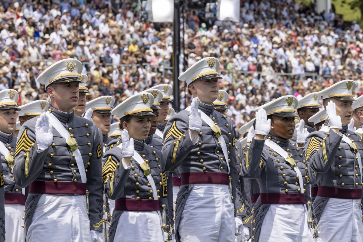SecArmy's tweet image. Congratulations to the @WestPoint_USMA class of 2024! Today, these leaders commission as officers into the @USArmy. They are committed to the #ArmyValues &amp;amp; ready for a lifetime of service to the Army &amp;amp; Nation. #DutyHonorCountry #BeAllYouCanBe #LikeNoneBefore