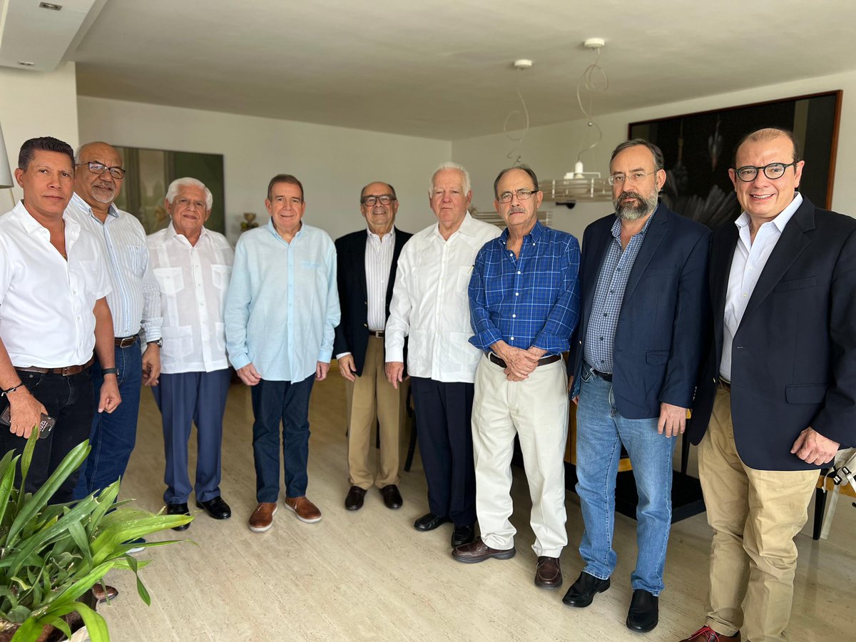 2001OnLine's tweet photo. "Escuchar diferentes voces y puntos de vista nos permitirá la construcción de una Venezuela de todos" aseguró el candidato presidencial 🇻🇪 https://t.co/Yr3i8yZ2BR